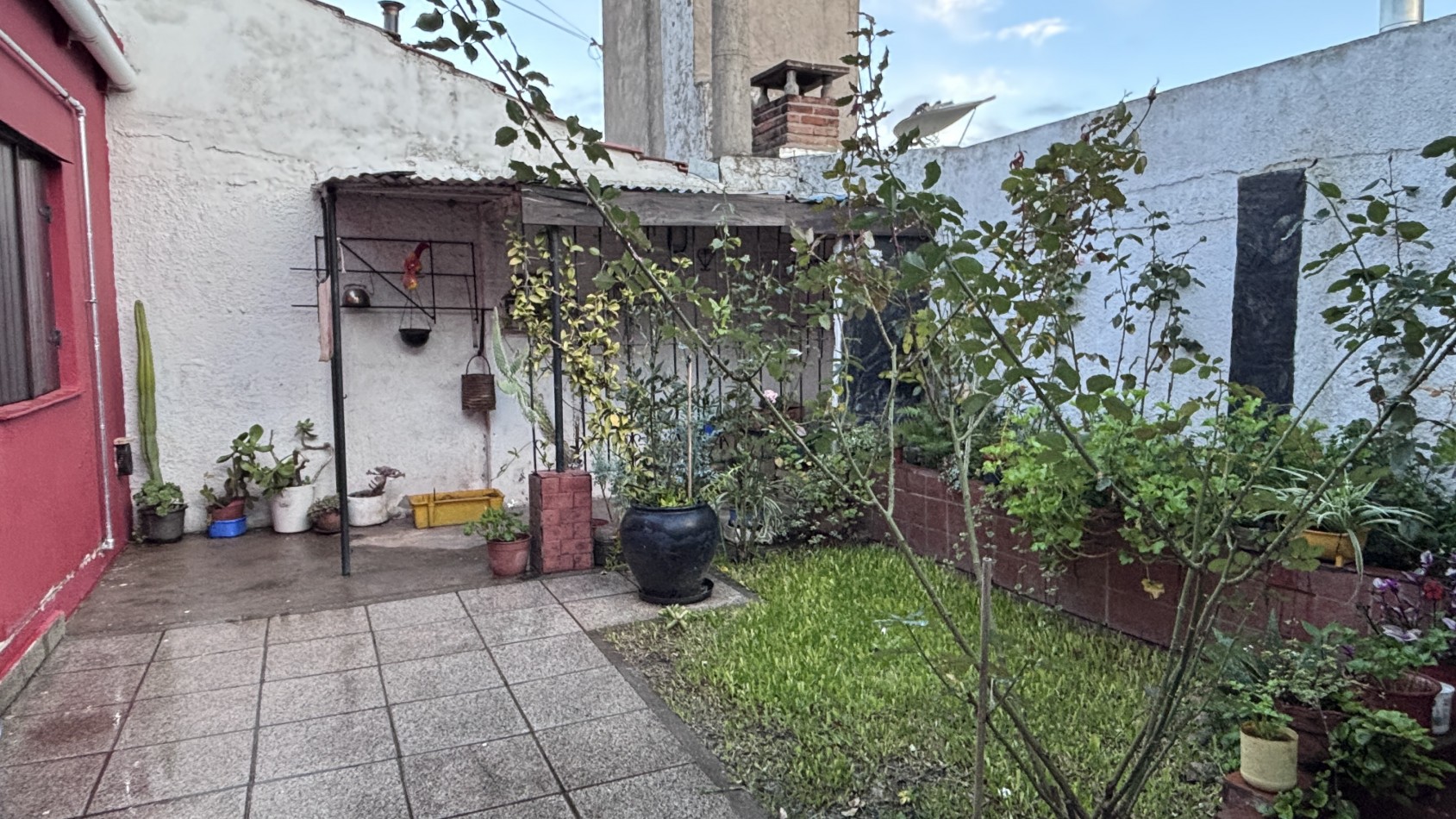 VENTA CASA DE 3 AMBIENTES A DOS CUADRAS DE LA AV. PRINCIPAL - BARRIO FORTUNATO DE LA PLAZA 