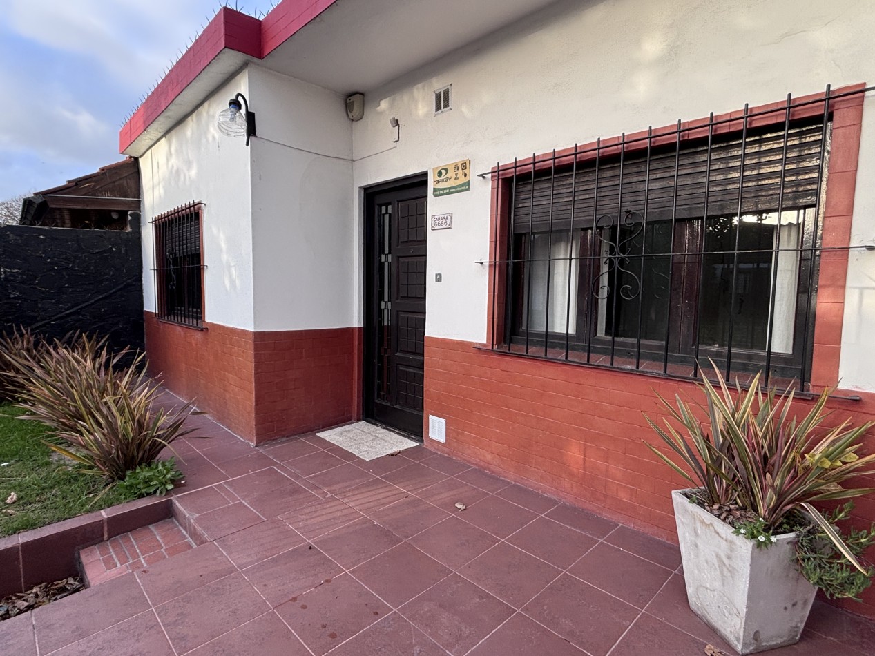VENTA CASA DE 3 AMBIENTES A DOS CUADRAS DE LA AV. PRINCIPAL - BARRIO FORTUNATO DE LA PLAZA 