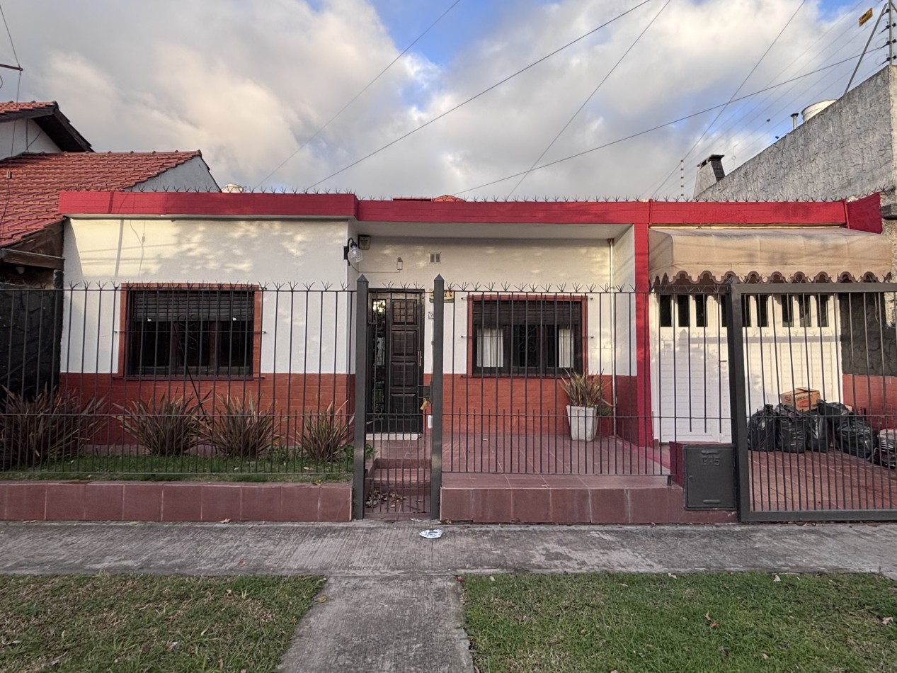 VENTA CASA DE 3 AMBIENTES A DOS CUADRAS DE LA AV. PRINCIPAL - BARRIO FORTUNATO DE LA PLAZA 