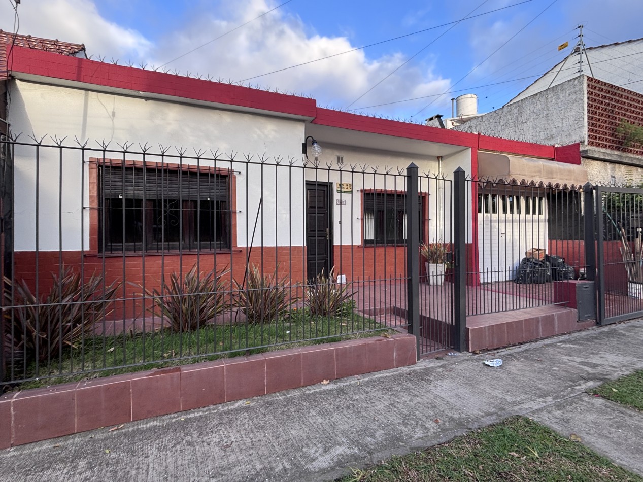 VENTA CASA DE 3 AMBIENTES A DOS CUADRAS DE LA AV. PRINCIPAL - BARRIO FORTUNATO DE LA PLAZA 
