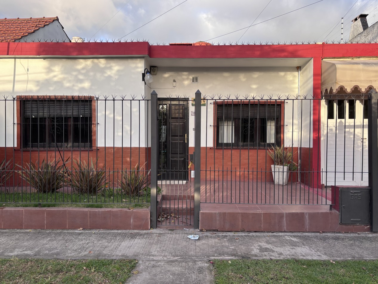 VENTA CASA DE 3 AMBIENTES A DOS CUADRAS DE LA AV. PRINCIPAL - BARRIO FORTUNATO DE LA PLAZA 