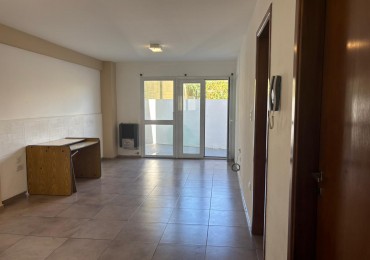 ALQUILER POR 12 MESES 2 AMBIENTES CON PATIO - BARRIO SAN JOSE 